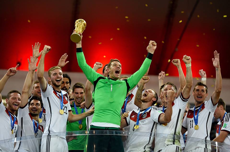 neuer with the trophy